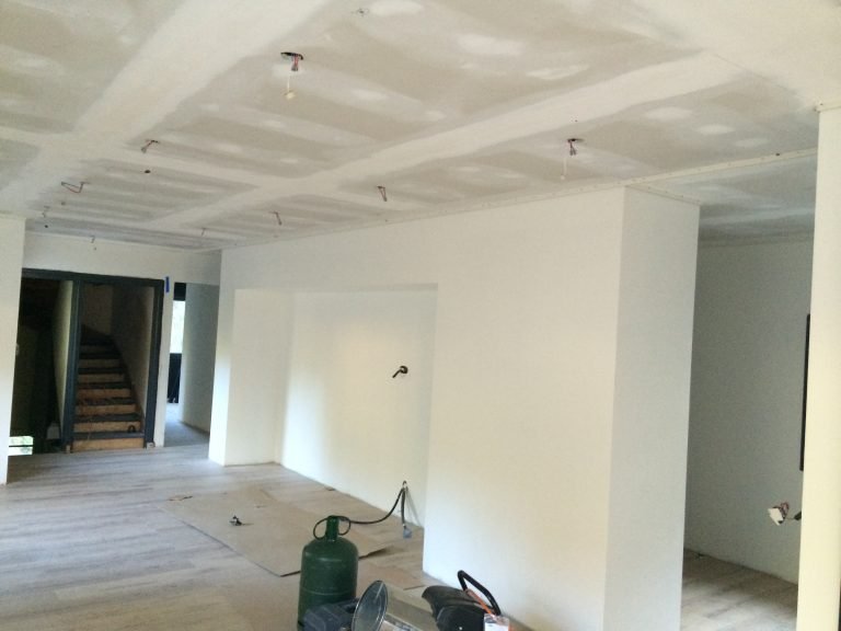 Comment corriger un plafond mal peint ?
