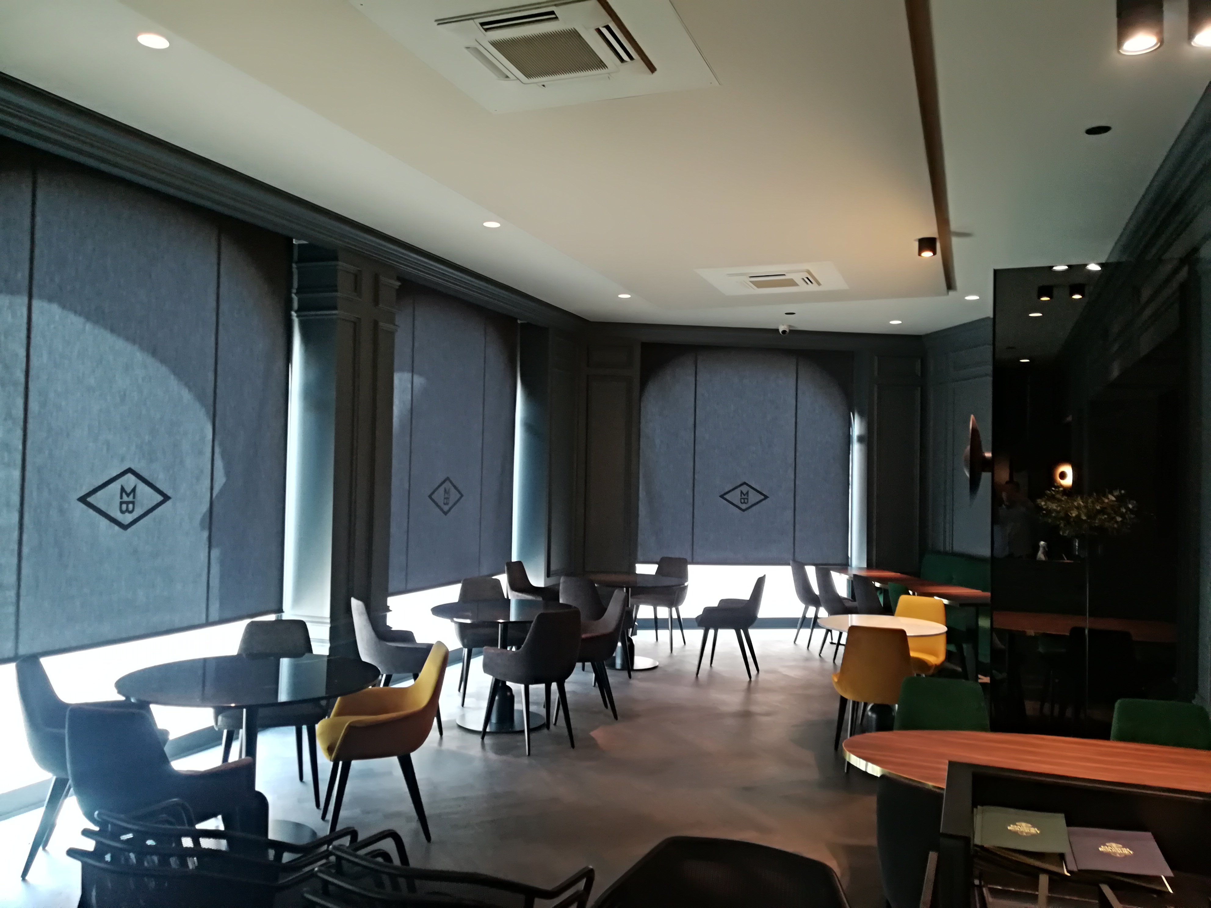 Installateur toile acoustique salle de restaurant Lyon