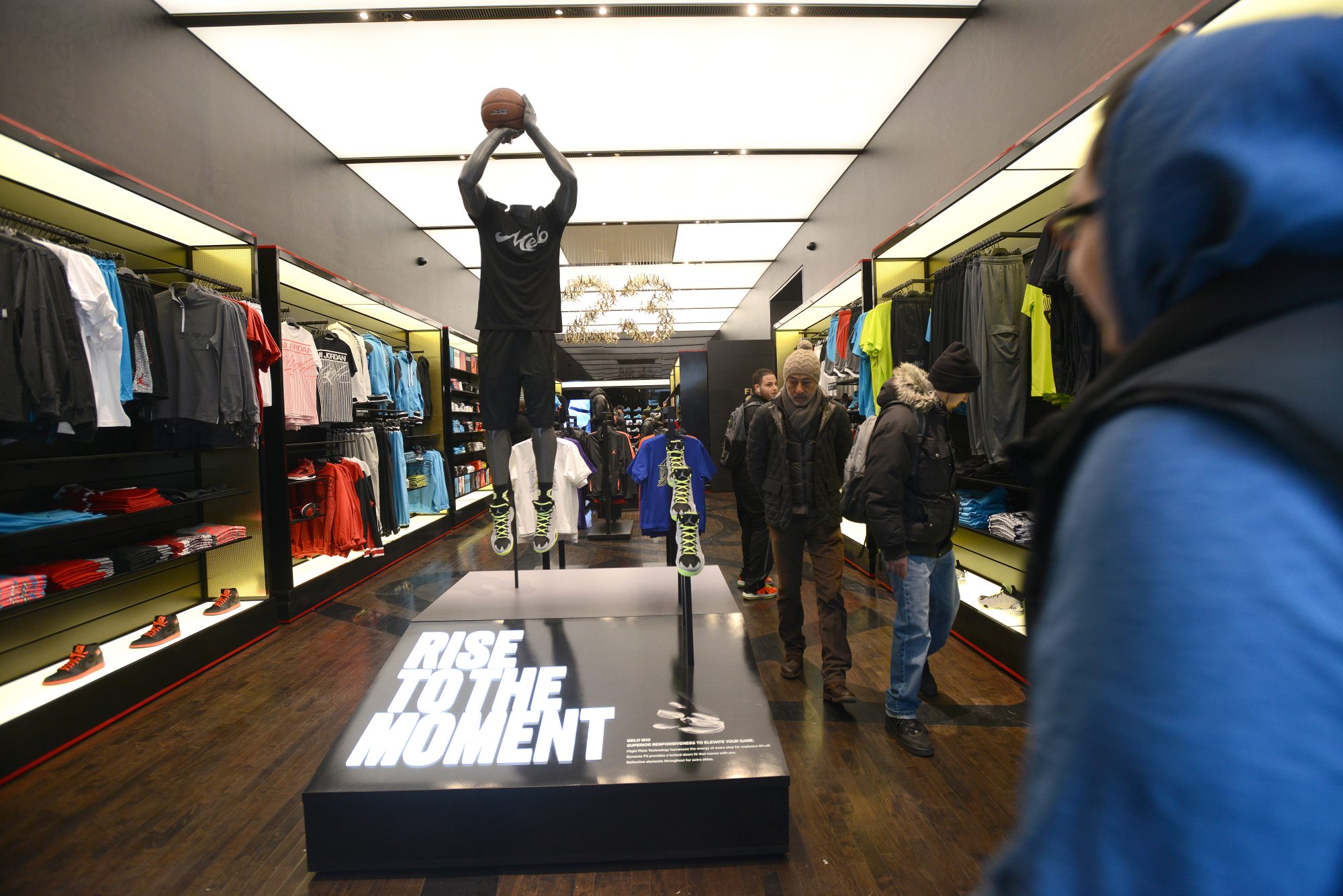 Plafond tendu rétroéclairage magasin sport