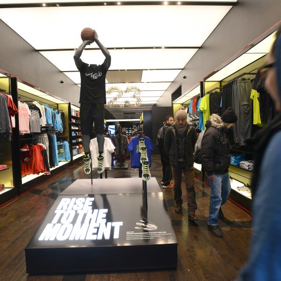 Plafond tendu rétroéclairage magasin sport